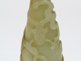 Vente aux enchères Petit vase piriforme en jade céladon sculpté, à décor de dragon. Chine