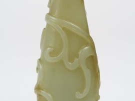 Petit vase piriforme en jade céladon sculpté, à décor de dragon. Chine