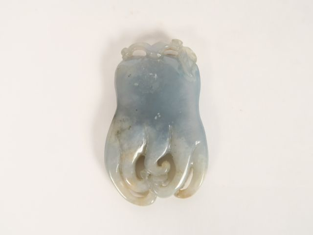 Pendentif en jade céladon, forme main de Bouddha. Chine, vers 1920. H.