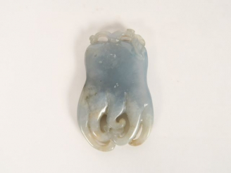 Vente aux enchères Pendentif en jade céladon, forme main de Bouddha. Chine, vers 1920. H.