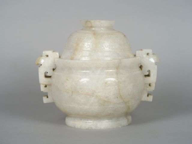 Important brûle-parfum de forme archaïsante en jadéite, orné de masque