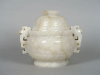 Vente aux enchères Important brûle-parfum de forme archaïsante en jadéite, orné de masque