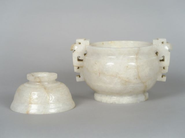 Important brûle-parfum de forme archaïsante en jadéite, orné de masque