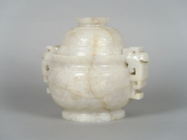 Important brûle-parfum de forme archaïsante en jadéite, orné de masque