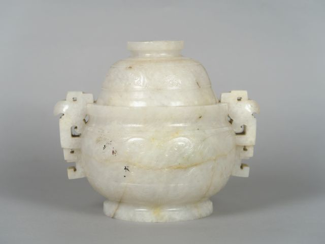 Important brûle-parfum de forme archaïsante en jadéite, orné de masque