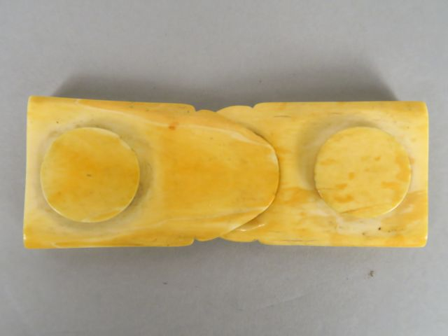 Boucle de ceinture en ivoire, à décor de lions bouddhiques affrontés. 