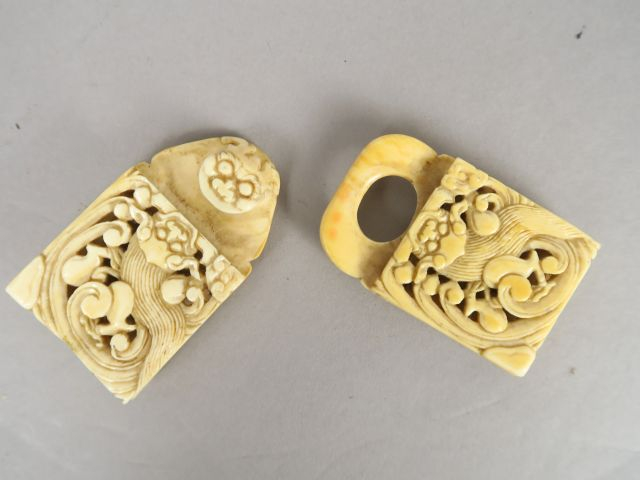 Boucle de ceinture en ivoire, à décor de lions bouddhiques affrontés. 