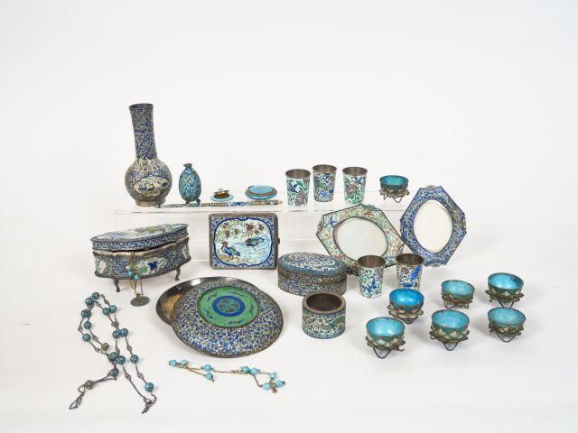 Ensemble d'objets en émaux sur cuivre et argent. Chine, Canton, XIXème