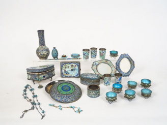 Vente aux enchères Ensemble d'objets en émaux sur cuivre et argent. Chine, Canton, XIXème