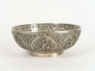 Vente aux enchères Coupe en argent, à décor de danseurs en médaillons en forme de pétales