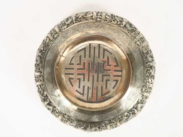 Coupe en argent, à décor de danseurs en médaillons en forme de pétales