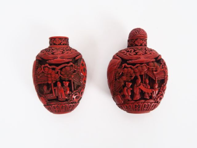 Deux flacons tabatière en laque de cinabre finement sculpté de lettrés