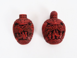 Vente aux enchères Deux flacons tabatière en laque de cinabre finement sculpté de lettrés