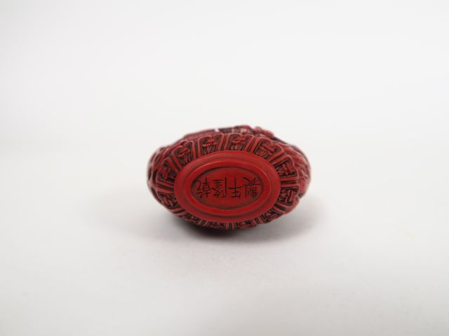 Deux flacons tabatière en laque de cinabre finement sculpté de lettrés