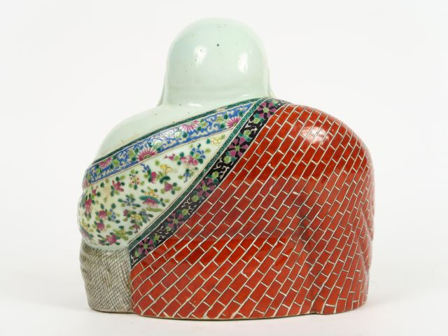 Statuette en porcelaine et émaux de la famille rose représentant Boudd