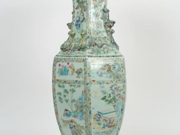 Vase de forme balustre hexagonale en porcelaine dans le style de la fa