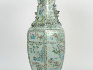 Vente aux enchères Vase de forme balustre hexagonale en porcelaine dans le style de la fa