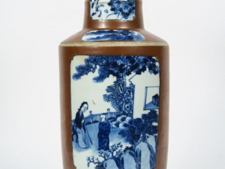 Vente aux enchères Vase rouleau en porcelaine et émail capucin, orné de médaillons en por