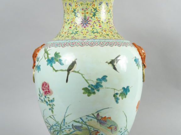 Grand vase de forme Hu en porcelaine et émaux de la famille rose, fine