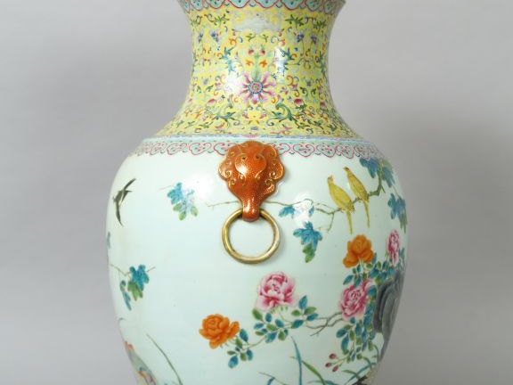 Grand vase de forme Hu en porcelaine et émaux de la famille rose, fine