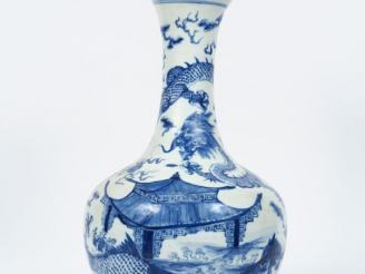 Vente aux enchères Vase bouteille Tianquping en porcelaine bleu sous couverte de dragon e