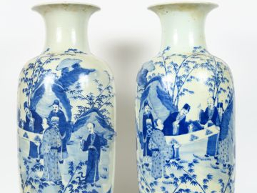 Paire de grands vases balustre en porcelaine bleu blanc, décor d'une a