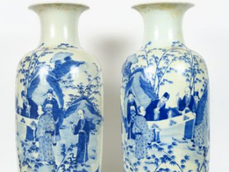 Vente aux enchères Paire de grands vases balustre en porcelaine bleu blanc, décor d'une a