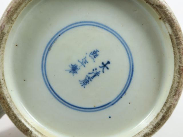 Paire de grands vases balustre en porcelaine bleu blanc, décor d'une a