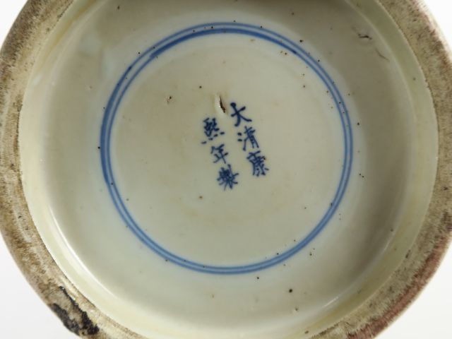 Paire de grands vases balustre en porcelaine bleu blanc, décor d'une a