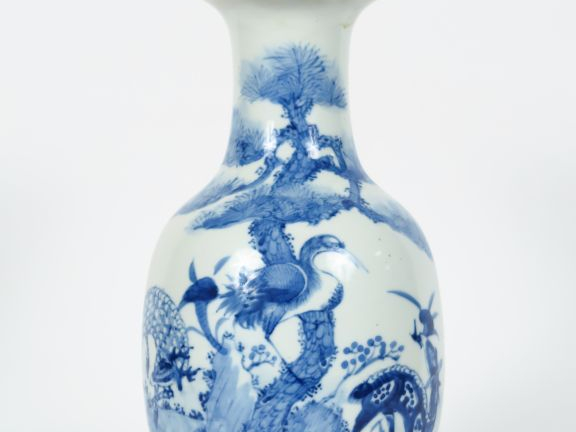 Vase balustre en porcelaine bleu blanc, décor d'un daim et echassier s