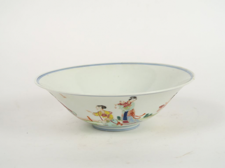 Coupe à bord évasé en porcelaine de la famille rose, décor de jeune fe