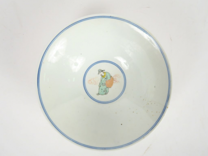 Coupe à bord évasé en porcelaine de la famille rose, décor de jeune fe