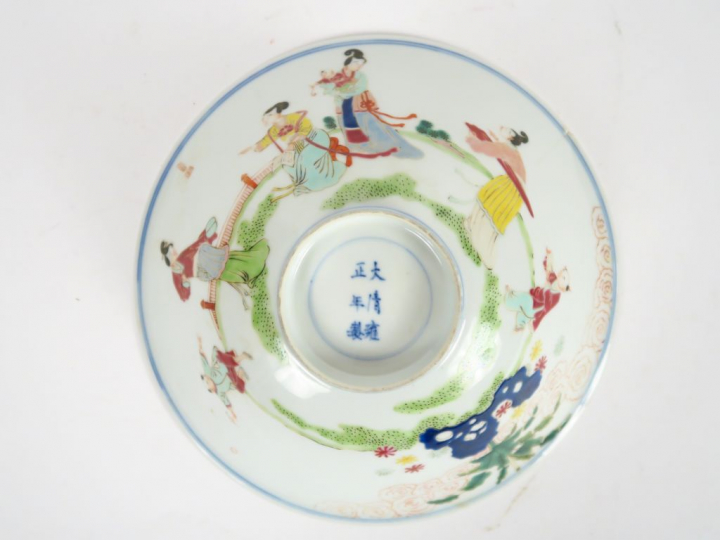 Coupe à bord évasé en porcelaine de la famille rose, décor de jeune fe