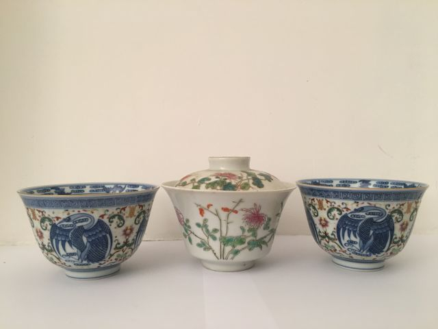 Lot composé d’une coupe couverte en porcelaine et émaux de la famille 