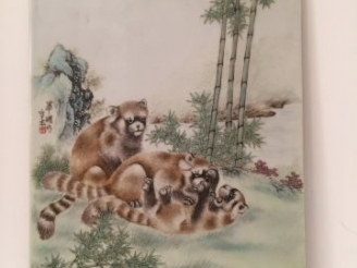 Vente aux enchères Panneau en porcelaine et émaux polychromes, représentant des pandas ro