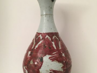 Vente aux enchères Vase piriforme en porcelaine et émail céladon, à décor en rouge de fer