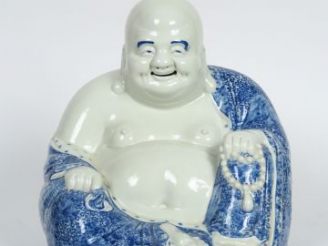 Vente aux enchères Statuette en porcelaine bleu blanc, représentant le Bouddha Milefo ass