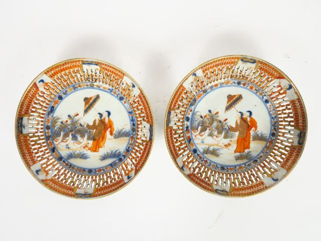 Paire de coupes en porcelaine, décor Imari chinois, dit de "La Dame au