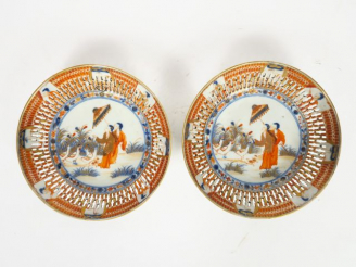 Vente aux enchères Paire de coupes en porcelaine, décor Imari chinois, dit de "La Dame au