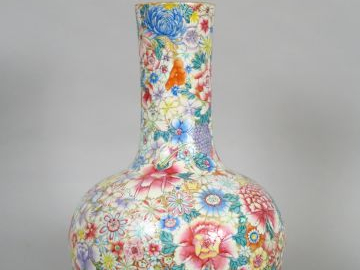 Vase bouteille Tianquping en porcelaine et émaux famille rose, décor m