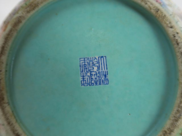 Vase bouteille Tianquping en porcelaine et émaux famille rose, décor m