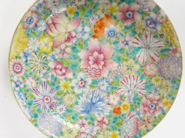 Coupe en porcelaine et émaux de la famille rose, décor mille fleurs.  