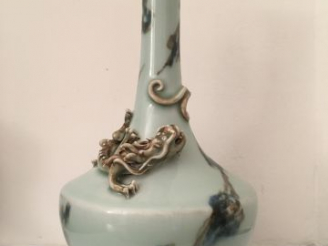 Vente aux enchères Vase pansu à long col en porcelaine et émail céladon, à décor de nuage