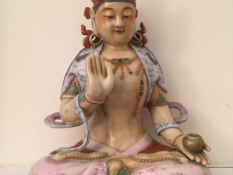 Vente aux enchères Statuette en porcelaine et émaux polychrome, représentant le Bouddha A