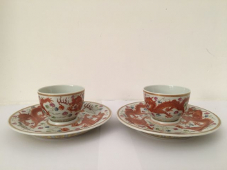 Vente aux enchères Paire de coupes avec présentoirs en porcelaine et émaux de la famille 