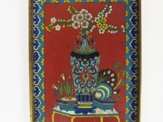 Vente aux enchères Plateau en bronze et émaux cloisonnés, représentant un vase fleuri sur