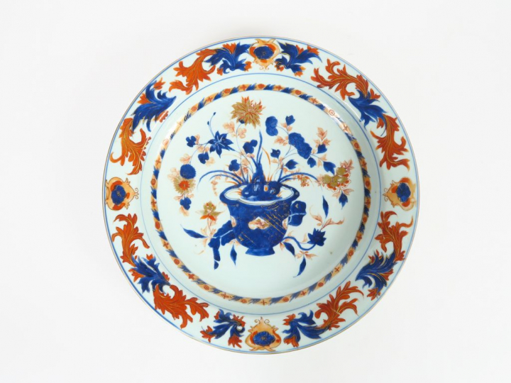 Plat en porcelaine « Imari chinois », à décor de composition florale e