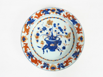 Vente aux enchères Plat en porcelaine « Imari chinois », à décor de composition florale e