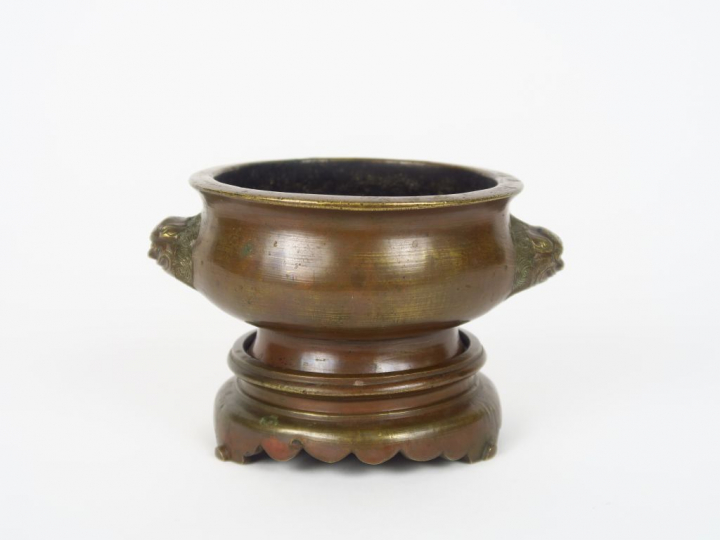 Brûle-parfum en bronze de patine mordorée, ornée de deux têtes de lion