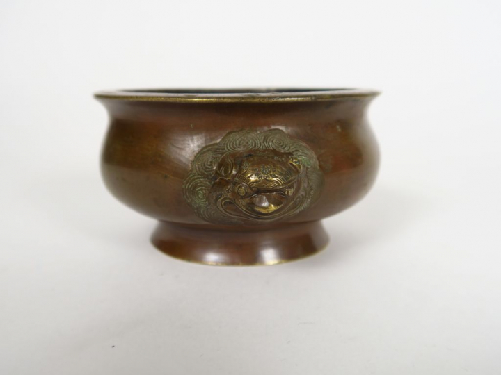 Brûle-parfum en bronze de patine mordorée, ornée de deux têtes de lion